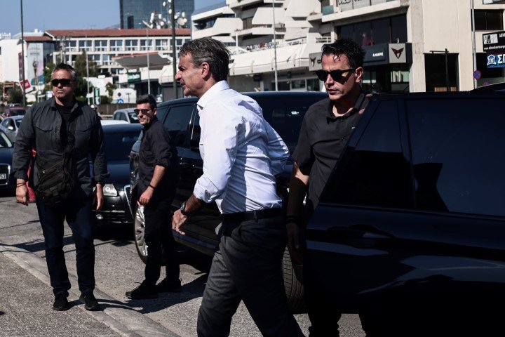 Ο Κυριάκος Μητσοτάκης ενημερώθηκε από τον υπουργό Βασίλη Κικίλια για τα πύρινα μέτωπα / Φωτογραφία: ΚΩΣΤΑΣ ΤΖΟΥΜΑΣ/EUROKINISSI