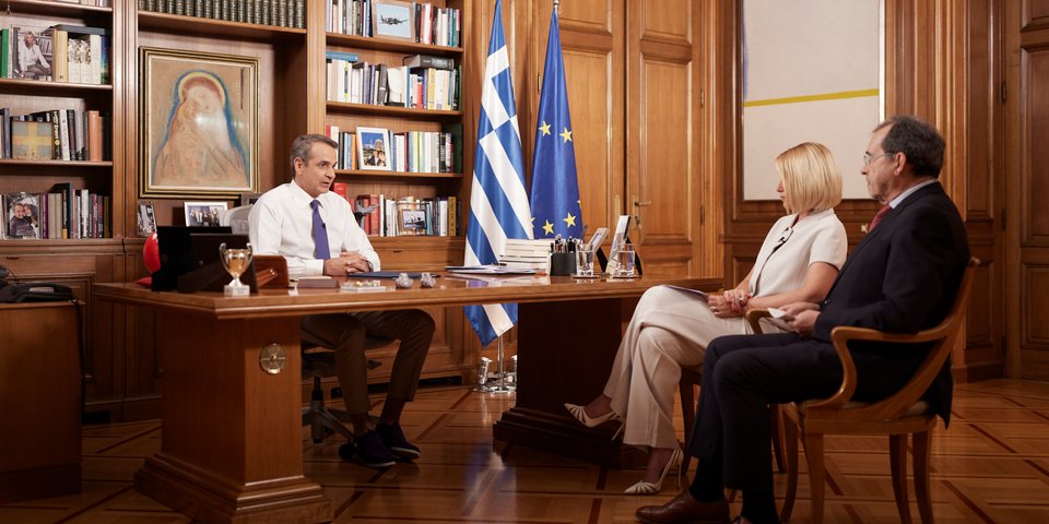 Ο Κ. Μητσοτάκης στη συνέντευξη που παραχώρησε στη Σ. Κοσιώνη και τον Π. Τσίμα για τον ΣΚΑΪ / Φωτογραφία: Γ.Τ Πρωθυπουργού/ΠΑΠΑΜΗΤΣΟΣ ΔΗΜΗΤΡΗΣ