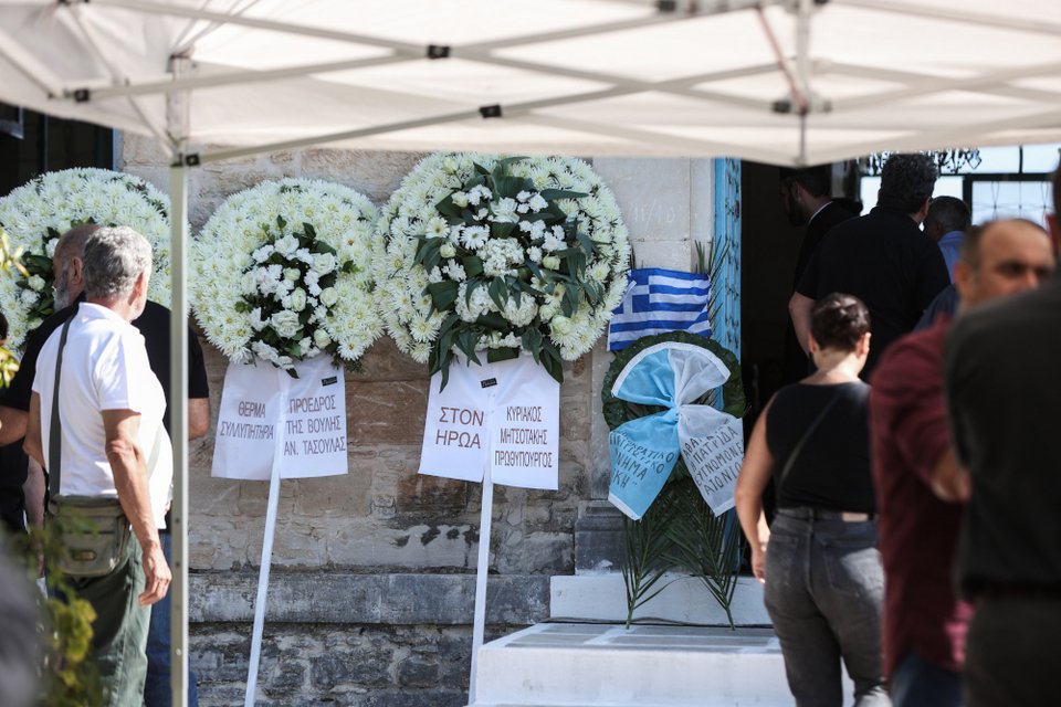 Το στεφάνι του πρωθυπουργού, Κυριάκου Μητσοτάκη και τον προέδρου της Βουλής, Κωνσταντίνου Τασούλα