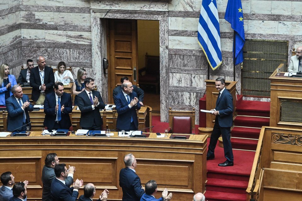 O Μητσοτάκης απομακρύνεται από το βήμα εν μέσω χειροκροτημάτων