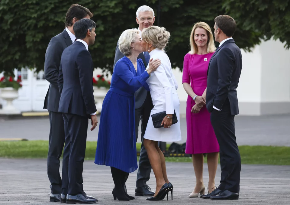 Η Μπριζίτ Μακρόν χαιρετά την Ούρσουλα φον ντερ Λάιεν 