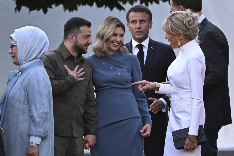 Βολοντίμιρ Ζελένσκι και Ολένα συνομιλούν με την Μπριζίτ Μακρόν - Στο πλάνο διακρίνεται και η Εμινέ Ερντογάν 