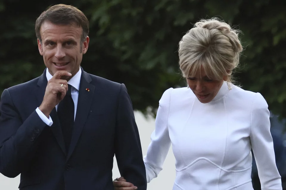 Ο Γάλλος πρόεδρος Εμανουέλ Μακρόν με τη σύζυγό του, Μπριζίτ