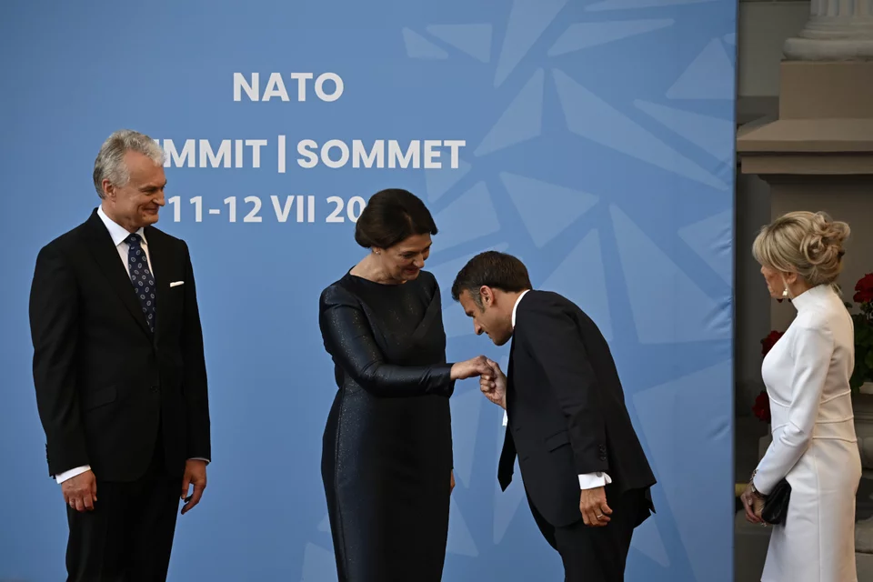 Το χειροφίλημα του Γάλλου προέδρου στην σύζυγο του Λιθουανού προέδρου