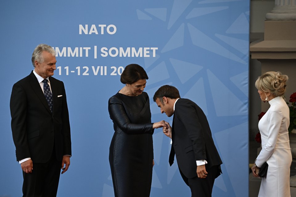 Το χειροφίλημα του Γάλλου προέδρου στην σύζυγο του Λιθουανού προέδρου