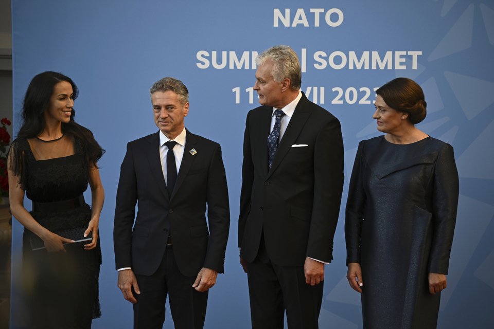 Ο πρωθυπουργός της Σλοβενίας Ρόμπερτ Γκολόμπ με τη σύζυγό του, Τζάνα Νέμεκ Γκολόμπ, στην αναμνηστική φωτογραφία με το προεδρικό ζεύγος της Λιθουανίας