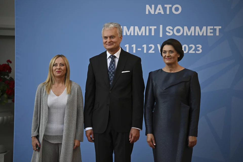 Ο πρόεδρος της Λιθουανίας και η σύζυγός του με την πρωθυπουργό της Ιταλίας, Τζόρτζια Μελόνι