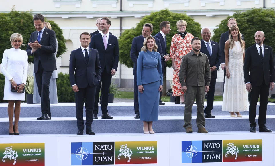 Αναμνηστική φωτογραφία πριν το δείπνο που παρέθεσε ο πρόεδρος της Λιθουανίας στους ηγέτες των μελών -κρατών του ΝΑΤΟ