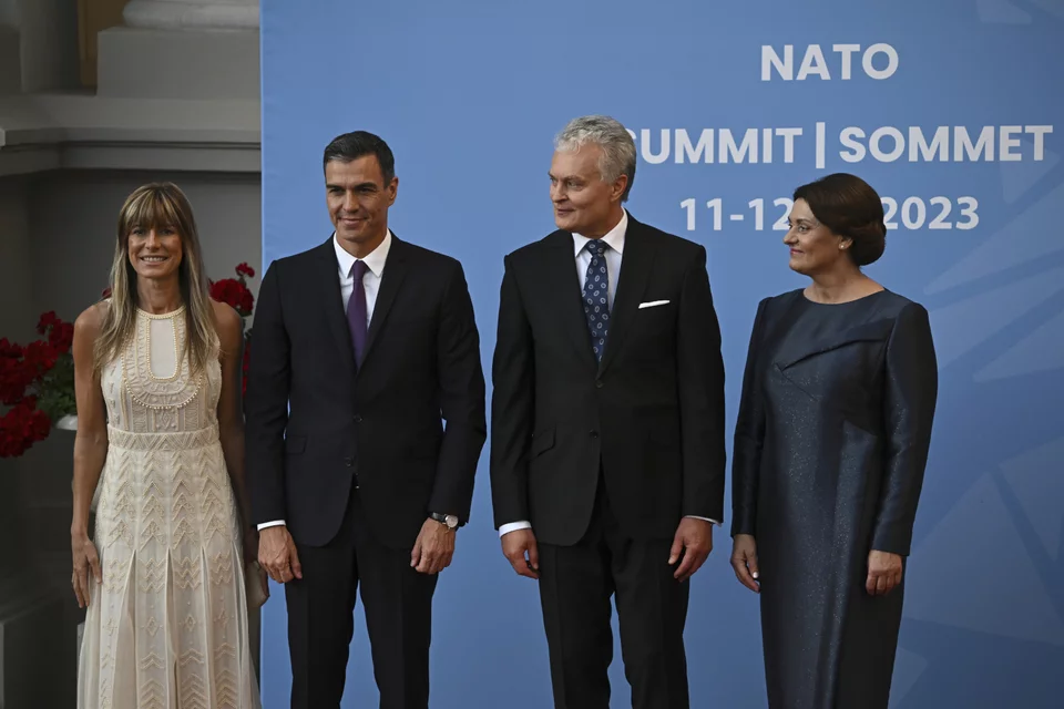 Ο Ισπανός πρόεδρος Πένδρο Σάντσεθ με την σύζυγό του Μάρα Μπεγκόνα Γκομέζ Φερνάντεζ και τον Λιθουανό πρόεδρο με την σύζυγό του