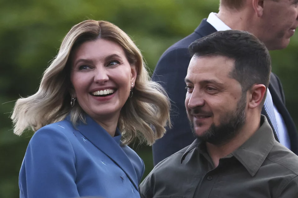 Ο πρόεδρος της Ουκρανίας Βολοντίμιρ Ζελένσκι και η σύζυγός του Ολένα - Το χαμόγελό της, όπως γράφει η Daily Mail, «μάγεψε» τους παρευρισκόμενους