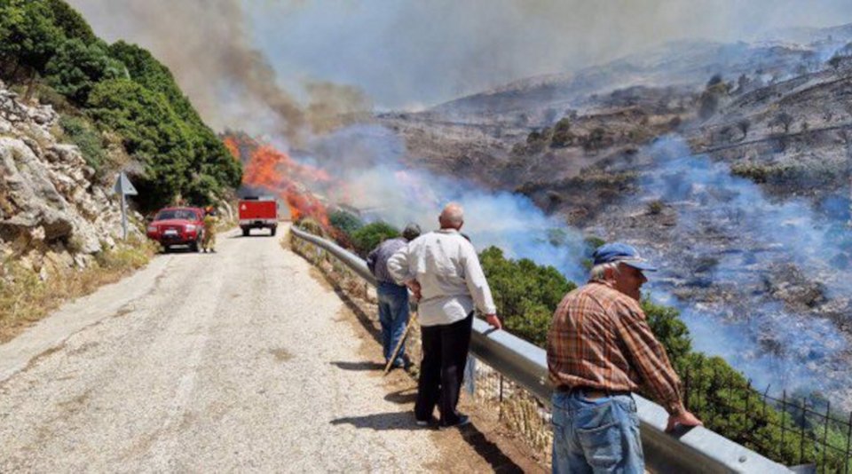 Κόσμος παρακολουθεί την φωτιά στα ορεινά της Νάξου