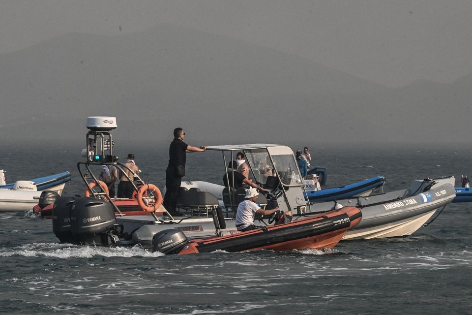 Φουσκωτό του Λιμενικού Σώματος συντόνιζε την επιχείρηση εκκένωσης στη Νέα Αγχίαλο