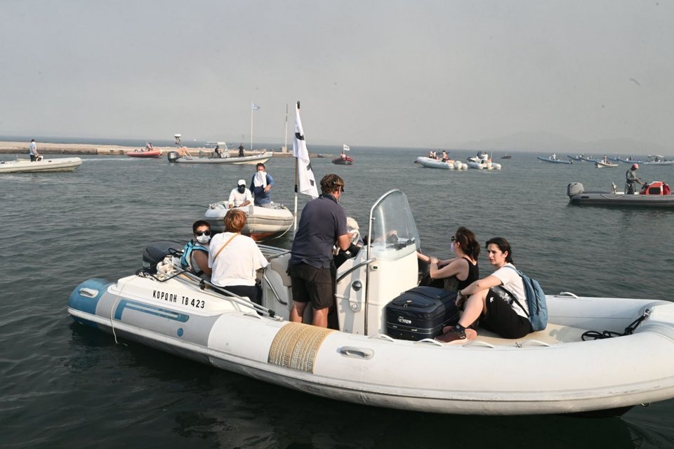 Μόλις γέμιζε με κόσμο κάποιο από τα σκάφη έφευγε για Βόλο και στη συνέχεια επέστρεφε