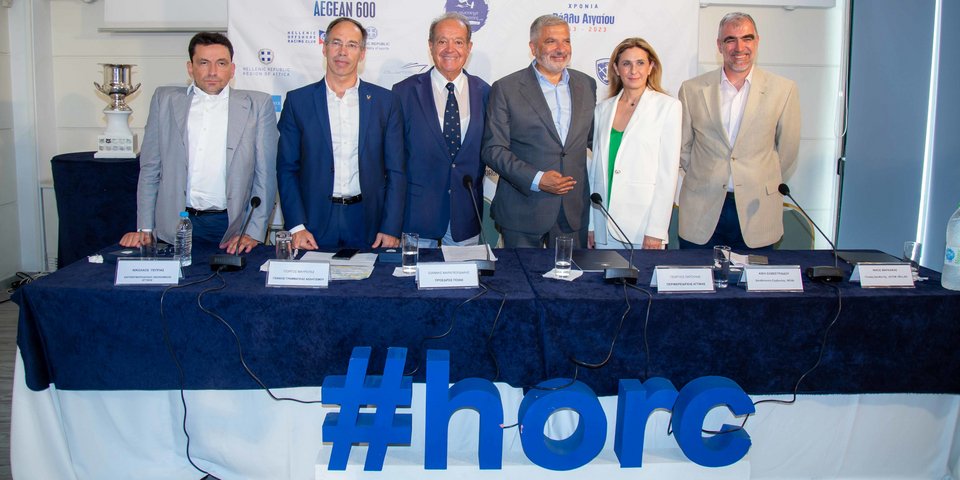 Στιγμιότυπο από τη συνέντευξη Τύπου του ΠΟΙΑΘ για την έναρξη των δύο μεγάλων ιστιοπλοϊκών διοργανώσεων του Ιουλίου (από αριστερά προς τα δεξιά): Ο κ. Νικόλαος Πέππας, Αντιπεριφερειάρχης Οικονομικών Αττικής, ο κ. Γιώργος Μαυρωτάς, Γενικός Γραμματέας Αθλητισμού, ο κ. Ιωάννης Μαραγκουδάκης, Πρόεδρος ΠΟΙΑΘ, ο κ. Γιώργος Πατούλης, Πειρφερειάρχης Αττικής, η κα. Κική Σιλβεστριάδου, CEO της Nova Media και ο κ. Νίκος Μαρκάκης, Γενικός Διευθυντής JOTUN HELLAS.