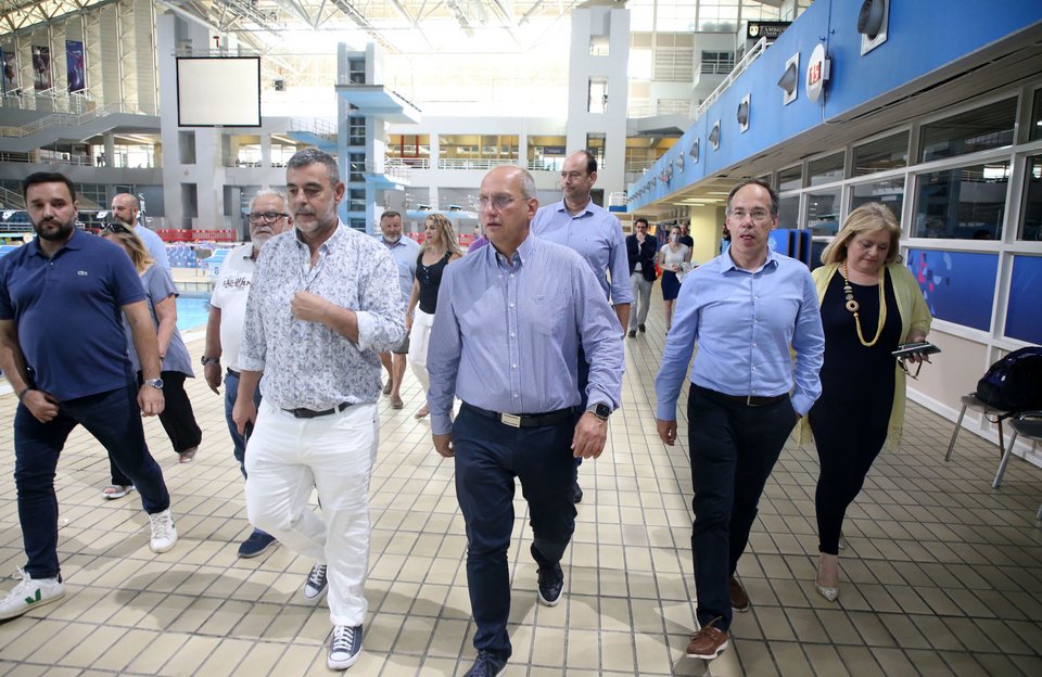 Ο Γιάννης Οικονόμου και ο Γιώργος Μαυρωτάς περπατούν στο κολυμβητήριο του ΟΑΚΑ