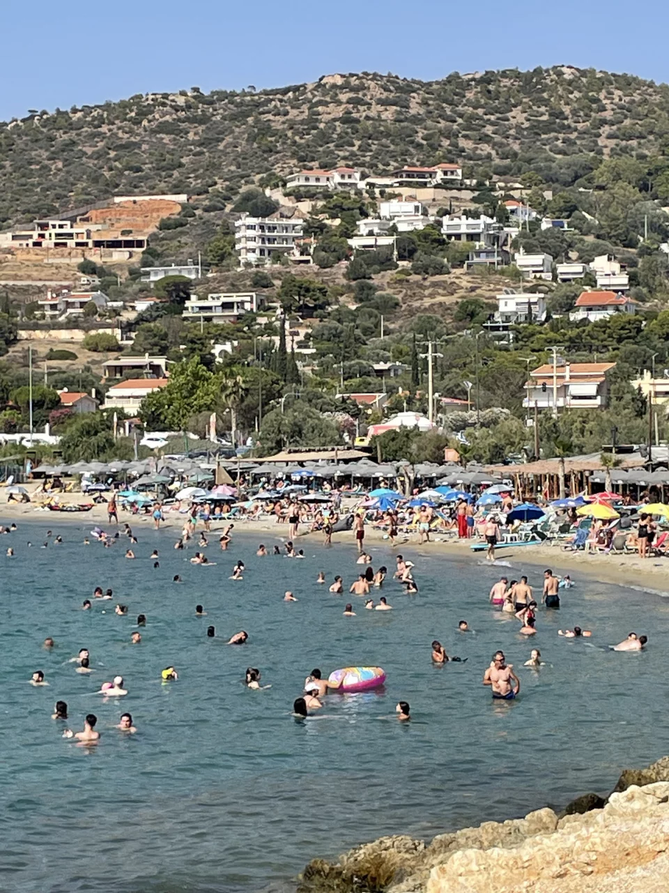 Καύσωνας: Όπου φύγει φύγει για λίγες στιγμές δροσιάς - Το αδιαχώρητο σε δρόμους και λιμάνια - "Βούλιαξαν" οι παραλίες - Άδειασε η Αθήνα (εικόνες) 14 paralies attiki.jpg