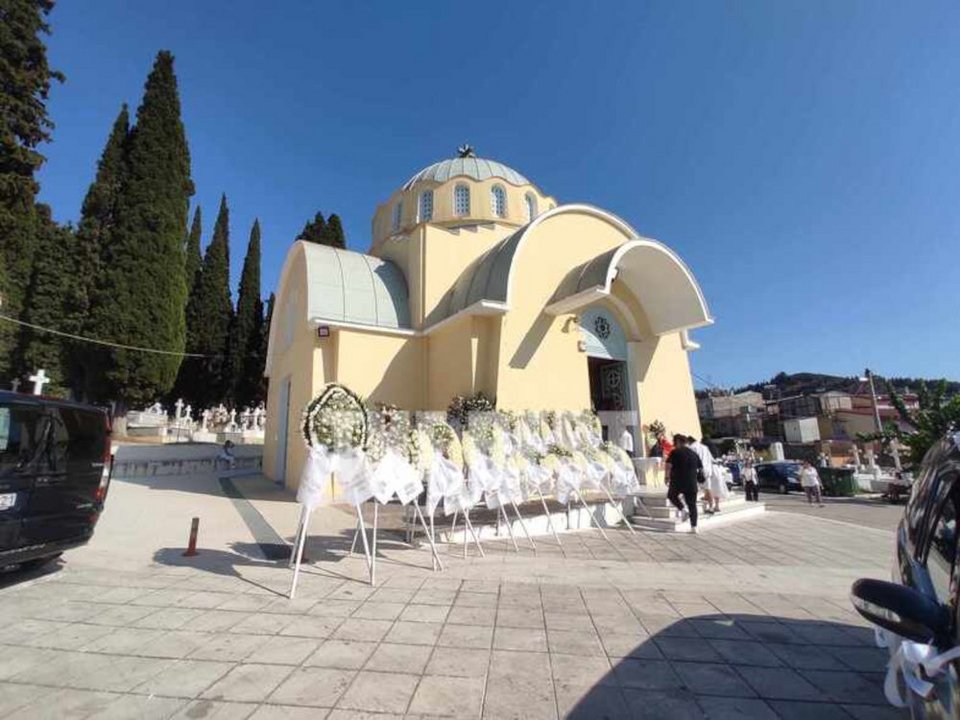 Σπαραγμός στο τελευταίο «αντίο» για τη 14χρονη Χριστίνα στην Πάτρα