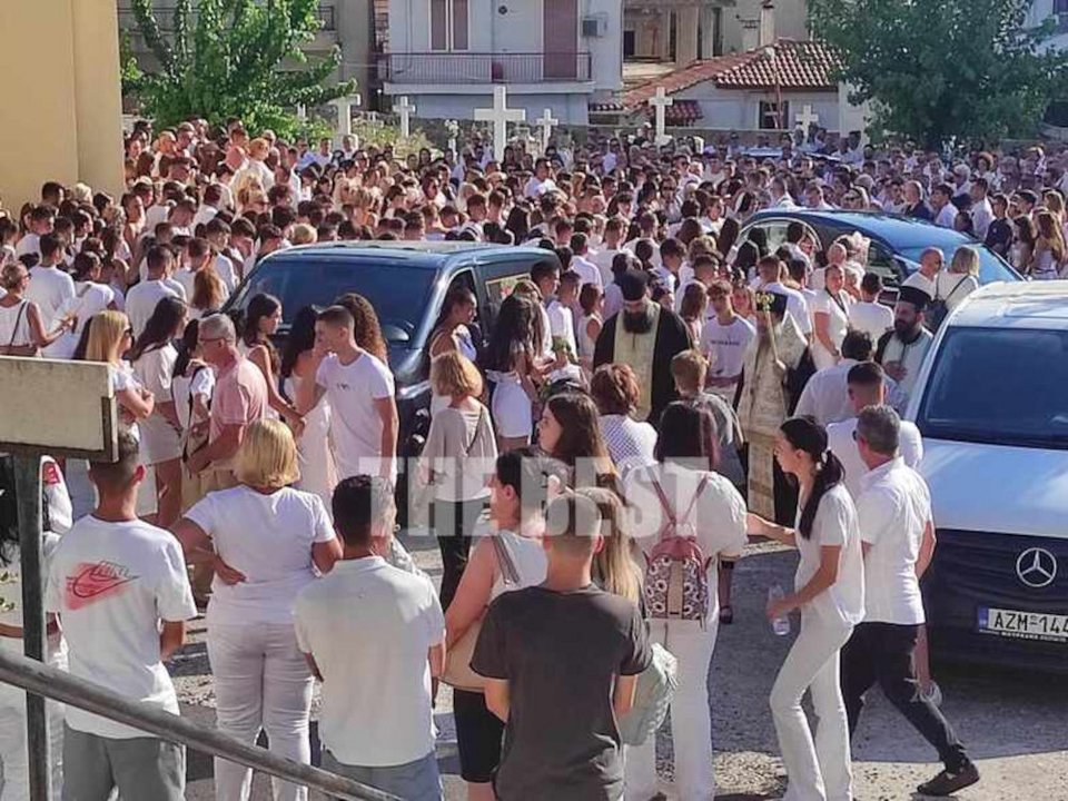 Σπαραγμός στο τελευταίο «αντίο» για τη 14χρονη Χριστίνα στην Πάτρα
