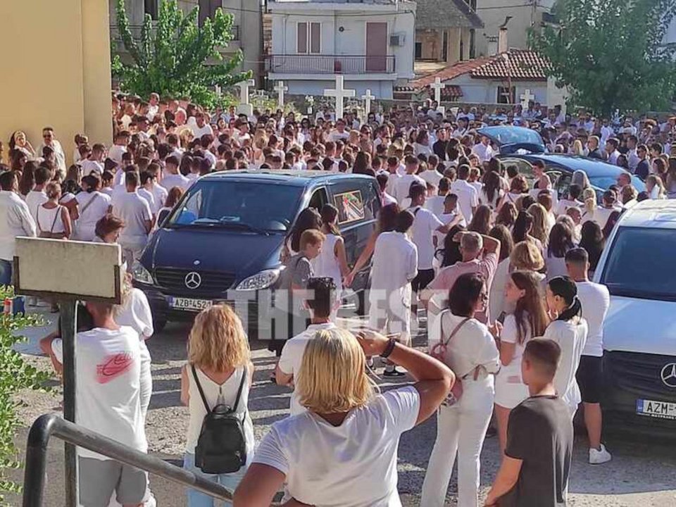 Σπαραγμός στο τελευταίο «αντίο» για τη 14χρονη Χριστίνα στην Πάτρα