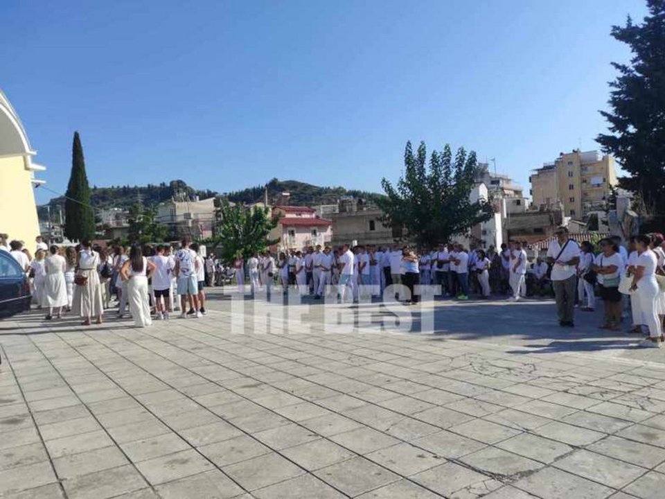 Σπαραγμός στο τελευταίο «αντίο» για τη 14χρονη Χριστίνα στην Πάτρα