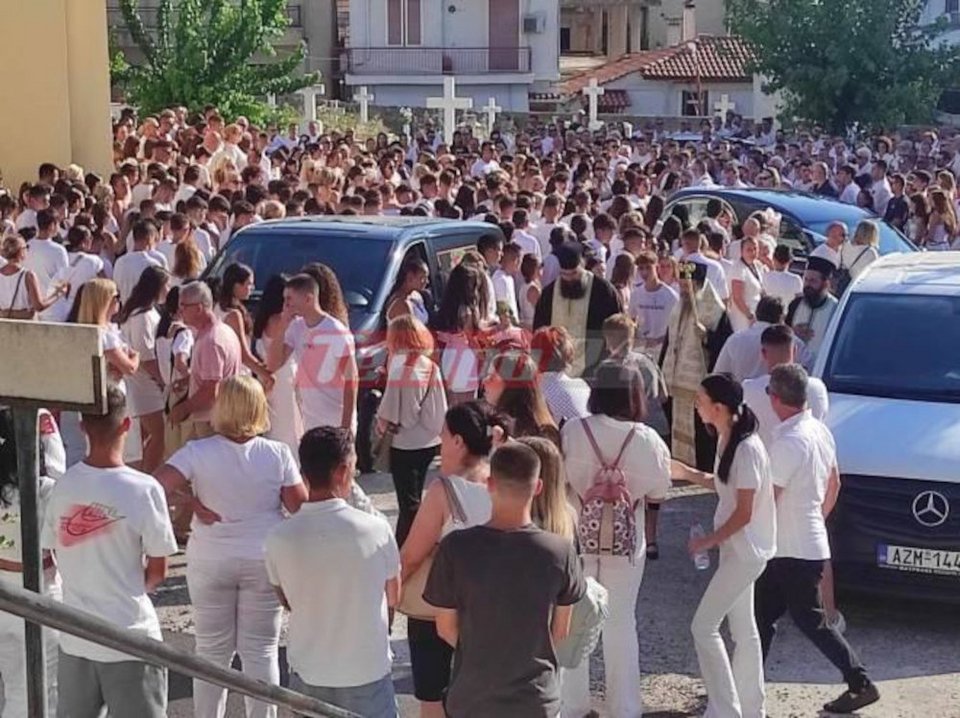 Σπαραγμός στο τελευταίο «αντίο» για τη 14χρονη Χριστίνα στην Πάτρα