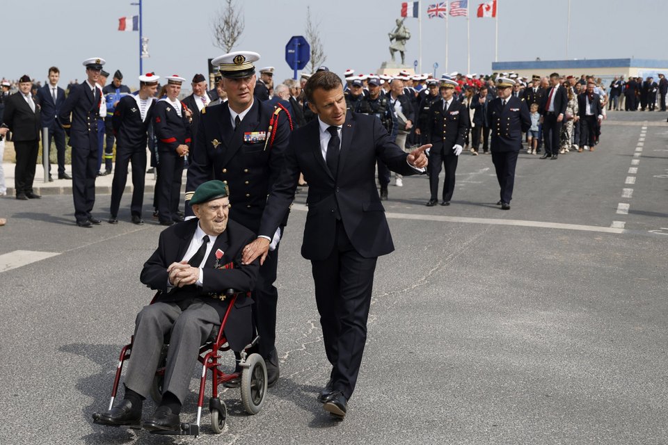 Ο Λεόν Γκοτιέ με τον πρόεδρο της Γαλλίας, Εμανουέλ Μακρόν / Φωτογραφία: Ludovic Marin-Pool via AP, File