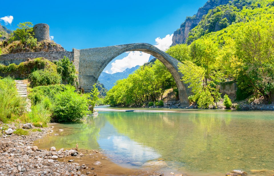 Το παλιό πέτρινο γεφύρι της Κόνιτσας πάνω από τον πανέμορφο ποταμό Αώο