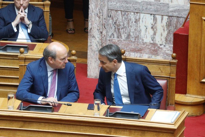 Μητσοτάκης-Χατζηδάκης συζητούν πριν από την έναρξη της διαδικασίας / Φωτογραφία: ΓΙΩΡΓΟΣ ΚΟΝΤΑΡΙΝΗΣ/EUROKINISSI