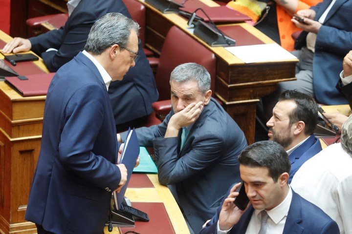 Κατήφεια στα έδρανα του ΣΥΡΙΖΑ: Φάμελλος, Τσακαλώτος, Παππάς -Σε πρώτο πλάνο ο α' κοινοβουλευτικός εκπρόσωπος του ΠΑΣΟΚ, Μιχάλης Κατρίνης / Φωτογραφία: ΓΙΩΡΓΟΣ ΚΟΝΤΑΡΙΝΗΣ/EUROKINISSI