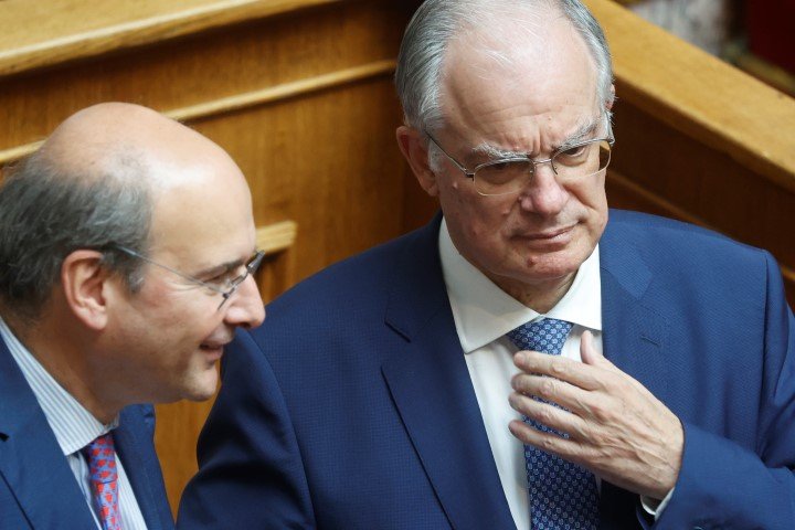 Ο πρόεδρος της Βουλής Κωνσταντίνος Τασούλας με τον υπουργό Οικονομικών, Κωστή Χατζηδάκη / Φωτογραφία: ΓΙΩΡΓΟΣ ΚΟΝΤΑΡΙΝΗΣ/EUROKINISSI