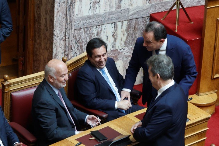 Χαμόγελα στα υπουργικά έδρανα: Φλωρίδης, Μηταράκης, Σκρέκας, Χρυσοχοΐδης / Φωτογραφία: ΓΙΩΡΓΟΣ ΚΟΝΤΑΡΙΝΗΣ/EUROKINISSI