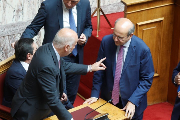 «Πηγαδάκια» υπουργών: Φλωρίδης-Χατζηδάκης / Φωτογραφία: ΓΙΩΡΓΟΣ ΚΟΝΤΑΡΙΝΗΣ/EUROKINISSI