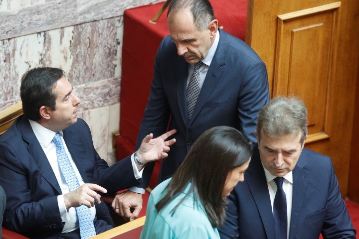 «Πηγαδάκια» υπουργών: Μηταράκης-Γεραπετρίτης, Κεραμέως-Χρυοσοΐδης / Φωτογραφία: ΓΙΩΡΓΟΣ ΚΟΝΤΑΡΙΝΗΣ/EUROKINISSI