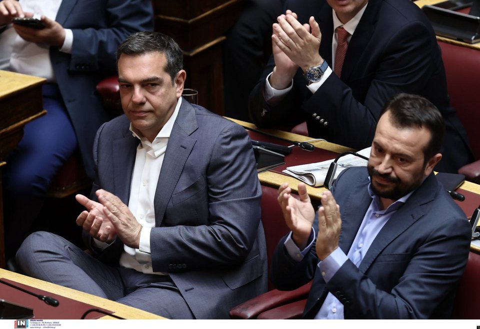 Ο Αλέξης Τσίπρας κατά την ομιλία Φάμελλου στην πρώτη σειρά των εδράνων στην πτέρυγα του ΣΥΡΙΖΑ