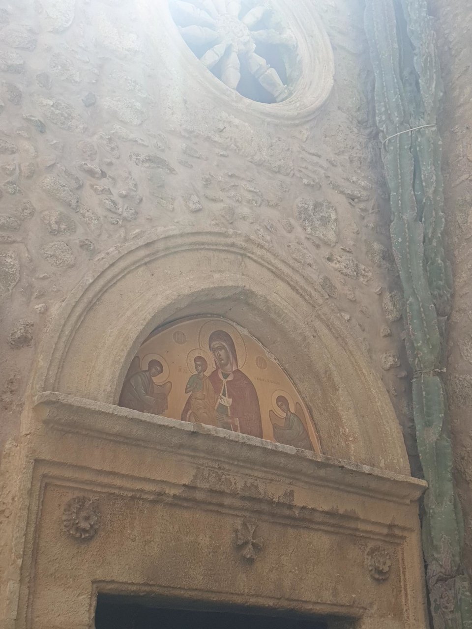 μονη
