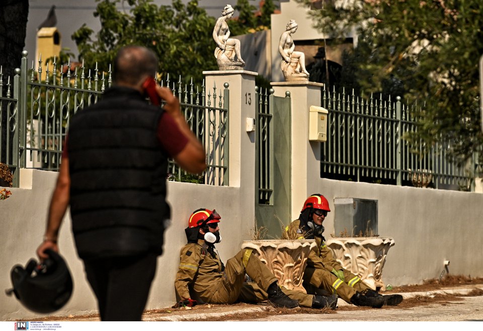 Η συγκλονιστική εικόνα με τους εξουθενωμένους πυροσβέστες / Φωτογραφία: INTIMENEWS / ΓΙΑΝΝΗΣ ΨΩΜΑΣ