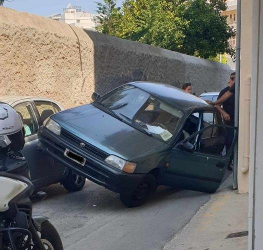 Αυτοκίνητο σκαρφάλωσε σε αυτοκίνητο στο Ρέθυμνο /rethemnosnews.gr