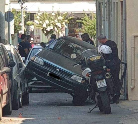 Αυτοκίνητο σκαρφάλωσε σε αυτοκίνητο στο Ρέθυμνο /rethemnosnews.gr
