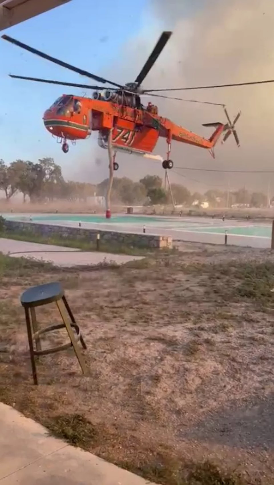 Ελικόπτερο τροφοδοτείται από πισίνα στη Ρόδο