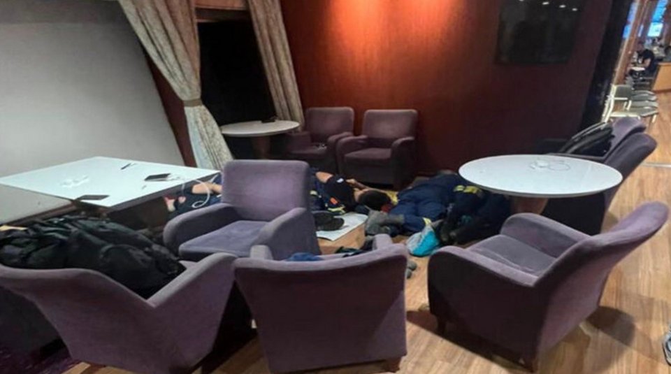 Πυροσβέστες κοιμούνται στο πάτωμα του πλοίου για Πειραιά / Φωτογραφία: Facebook