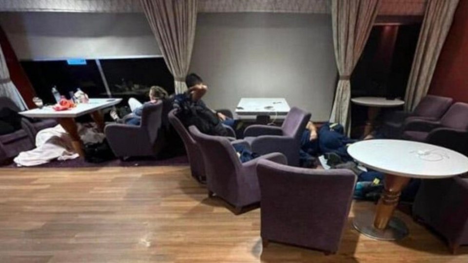 Πυροσβέστες κοιμούνται σε καρέκλες και στο πάτωμα του πλοίου / Φωτογραφία: Facebook