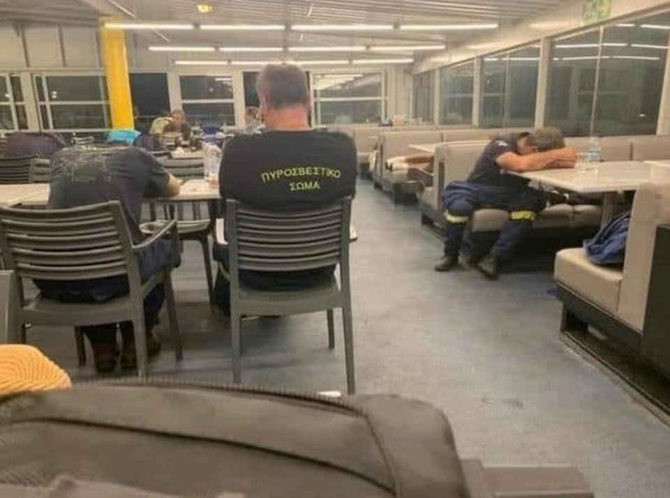 Πυροσβέστες κοιμούνται σε καρέκλες στο πλοίο για Πειραιά / Φωτογραφία: Facebook