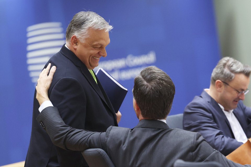 Oι εγκάρδιοι χαιρετισμοί μεταξύ του Ορμπάν και του Ρούτε δεν έκρυβαν το πολιτικό χάσμα μεταξύ των δύο ηγετών
