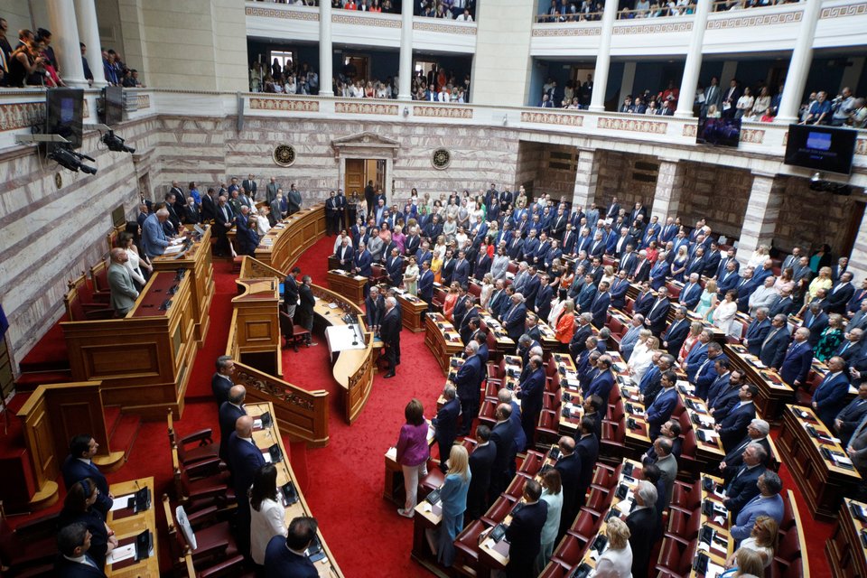 Οι 12 Σπαρτιάτες στην ορκωμοσία της Βουλής πίσω από τα έδρανα του ΣΥΡΙΖΑ /Eurokinissi