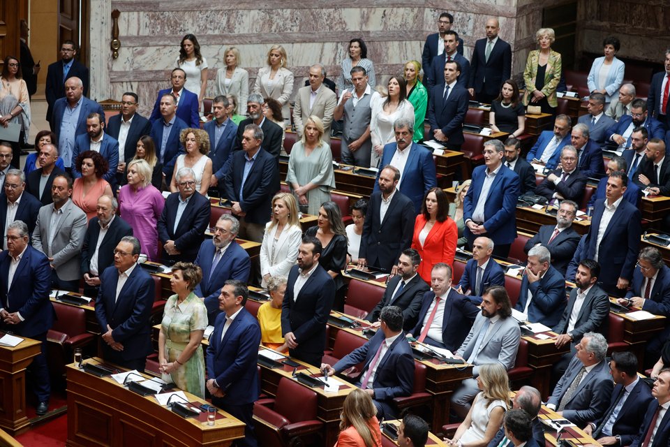 Οι 12 Σπαρτιάτες στην ορκωμοσία της Βουλής πίσω από τα έδρανα του ΣΥΡΙΖΑ /Eurokinissi