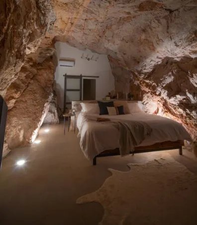 Είναι εξοπλισμένο με king-size κρεβάτι και διαθέτει ακόμη και ιδιωτικό μπάνιο