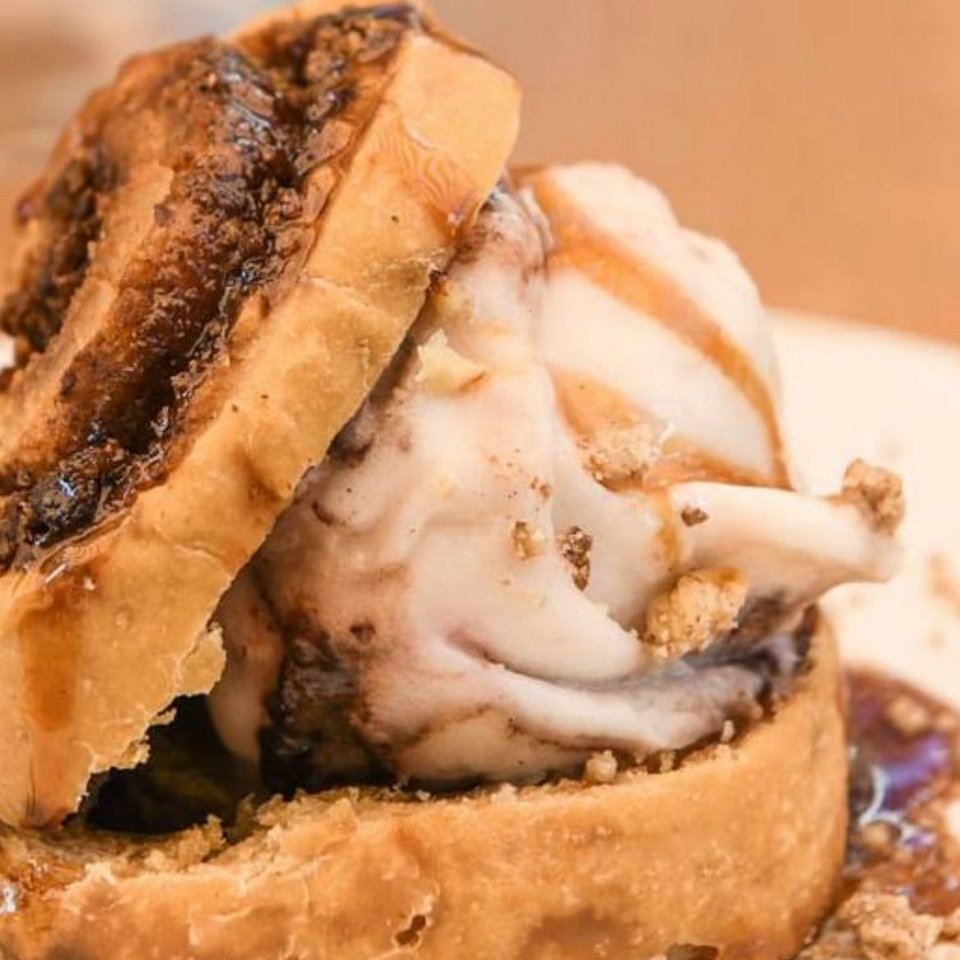 Απολαυστικό cinnamon roll χωρίς ζάχαρη και απολύτως φυτικό, με sugar free παγωτό από γάλα σόγιας, στο Sugar Killer.