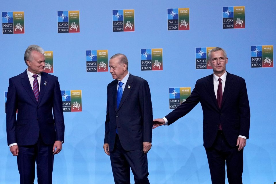 Ο Γενς Στόλτενμπεργκ και σε ρόλο... σκηνοθέτη, τοποθετεί τον Τούρκο πρόεδρο καταλλήλως για τη φωτογραφία