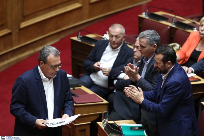 Παππάς και Τσακαλώτος χειροκροτούν τον Σ. Φάμελλο / Φωτογραφία: Intimenews/ΠΕΡΙΣΤΕΡΗΣ ΔΗΜΗΤΡΗΣ