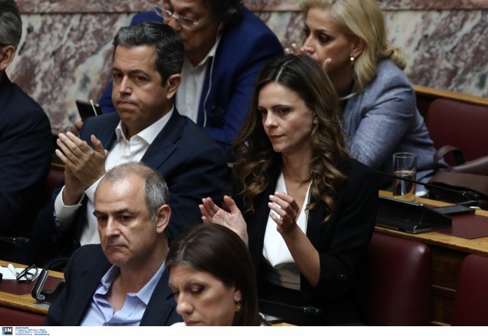 Η Έφη Αχτσιόγλου και ο Συμεών Κεδίκογλου χειροκροτούν τον Σωκράτη Φάμελλο / Φωτογραφία: Intimenews/ΠΕΡΙΣΤΕΡΗΣ ΔΗΜΗΤΡΗΣ